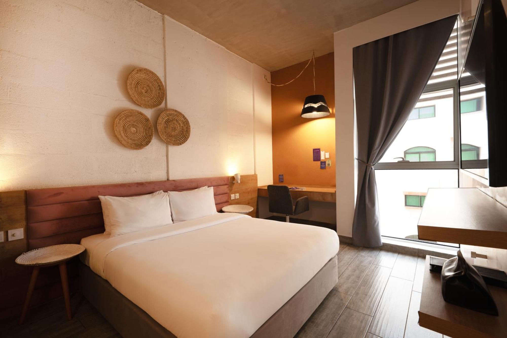 Standard Queen Room